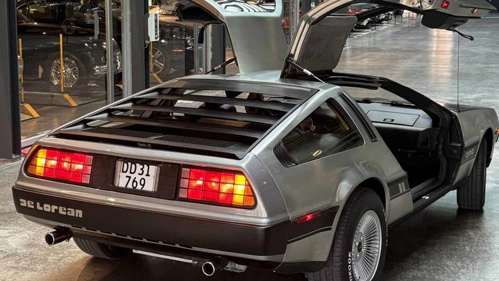 DeLorean DMC 12