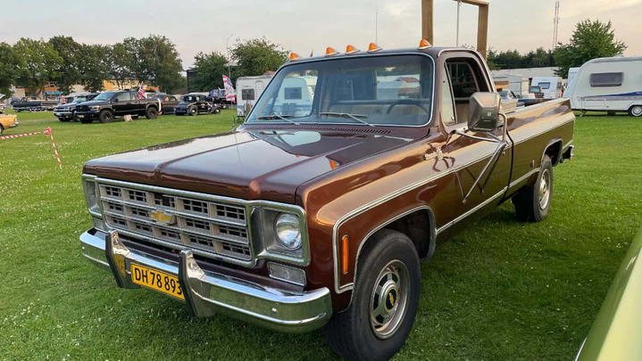 Chevrolet Silverado C30 Camper Special