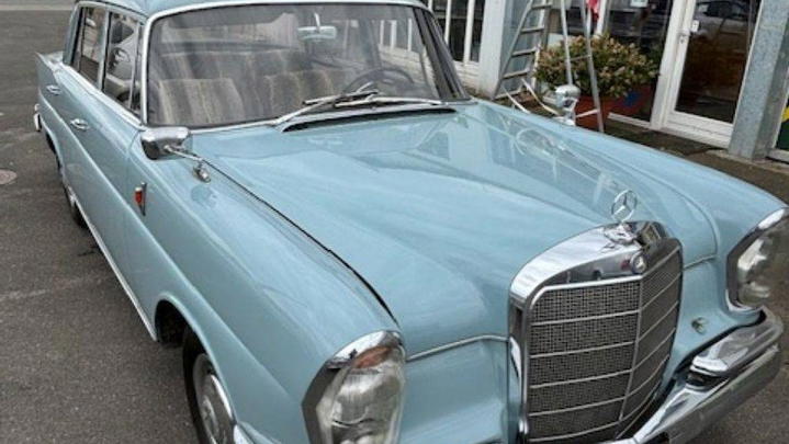 Mercedes-Benz 220 W111