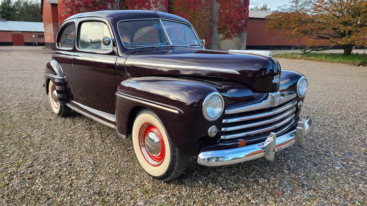 Ford De Luxe UPER DELUXE TUDOR SEDAN